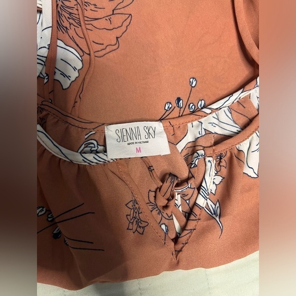 - Sienna Sky Floral top Women’s  Size M - Picture 3 of 4